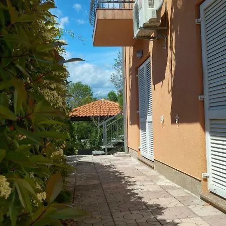 Eden Apartment *